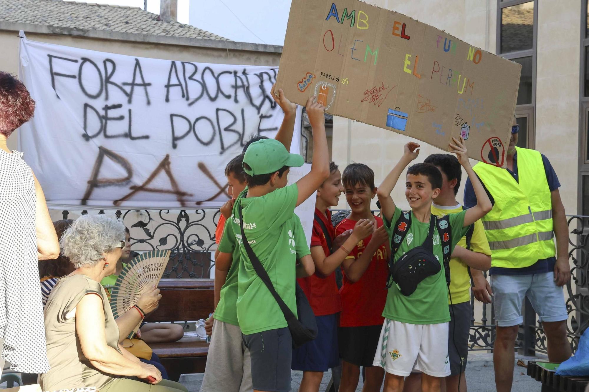 Manifestación vecinal contra el vertedero de Piedra Negra en Xixona