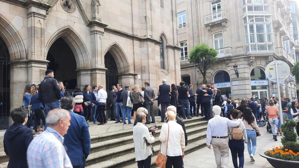 Asistentes al funeral de Domingo Villar a la entrada del templo.