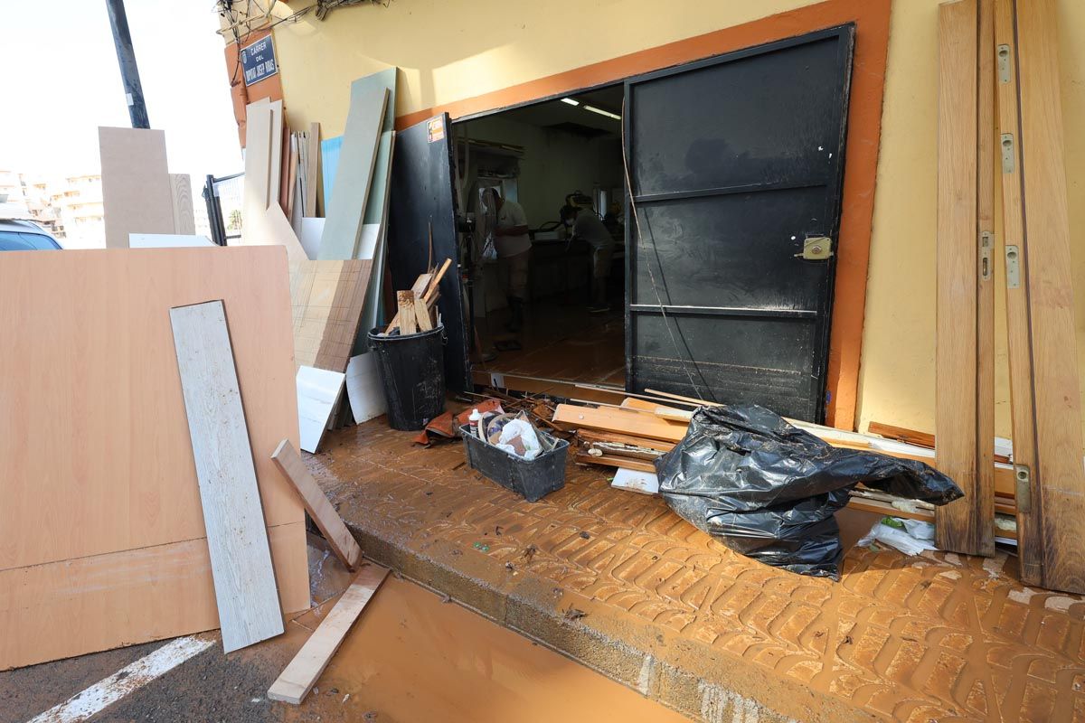 Todas las imágenes de los trabajos de limpieza en los locales de Ibiza inundados por el temporal