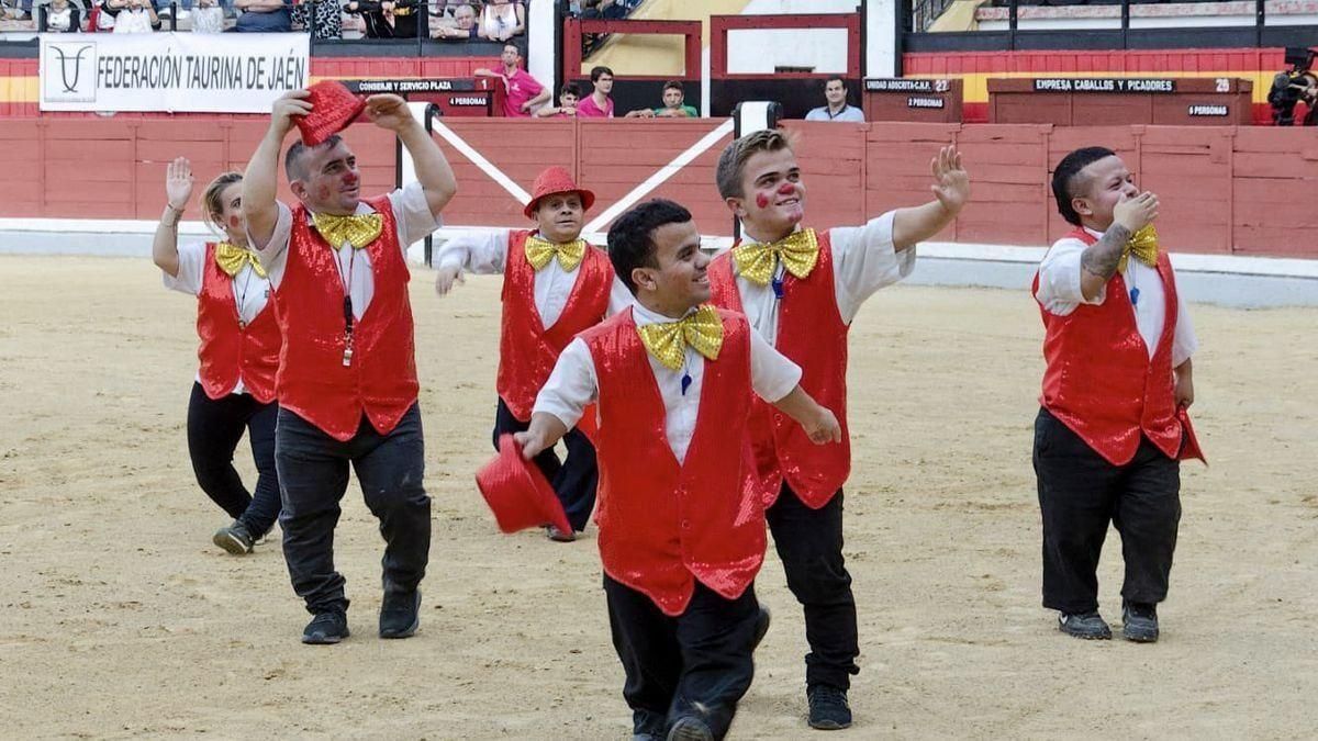 Personas con enanismo participan en un espectáculo taurino.
