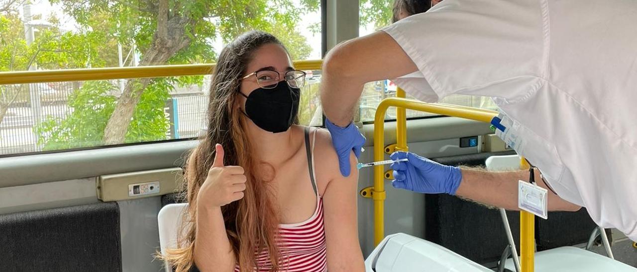 Un estudiante se vacuna en el Campus de Guajara, en Tenerife.