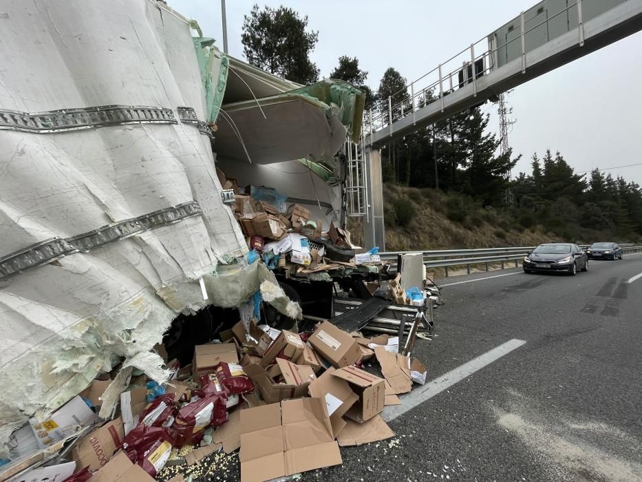 Un dels camions implicats en l'accident, encara esperant ser retirat