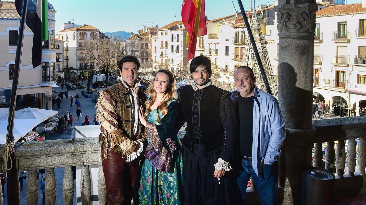 Paco Arrojo, de negro, con los intérpretes de Romeo y Julieta y el productor, en el balón del Ayuntamiento de Plasencia.