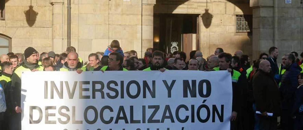 Trabajadores de Saint-Gobain, durante una movilización en la plaza de España.