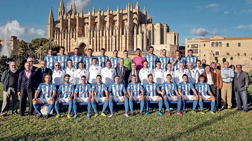 La primera plantilla al completo del Atlético Baleares se inmortalizó ayer al mediodía en el Parc de la Mar de Palma