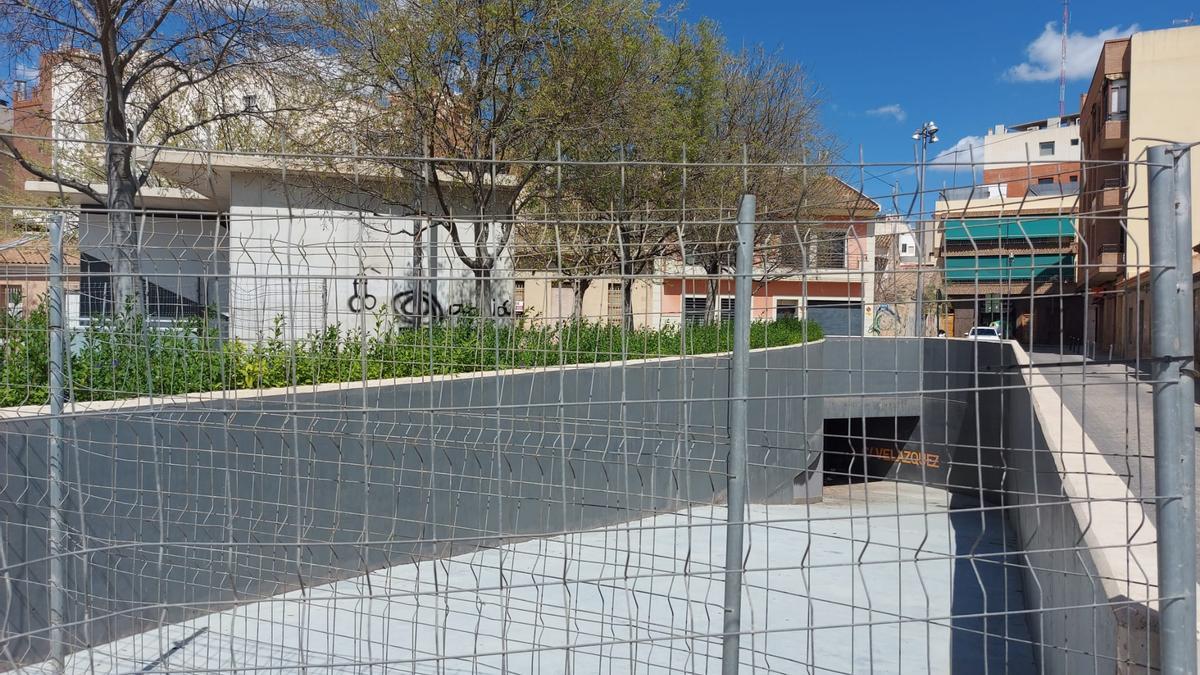 La entrada al aparcamiento por la calle Velázquez siempre ha estado cerrada con un vallado.