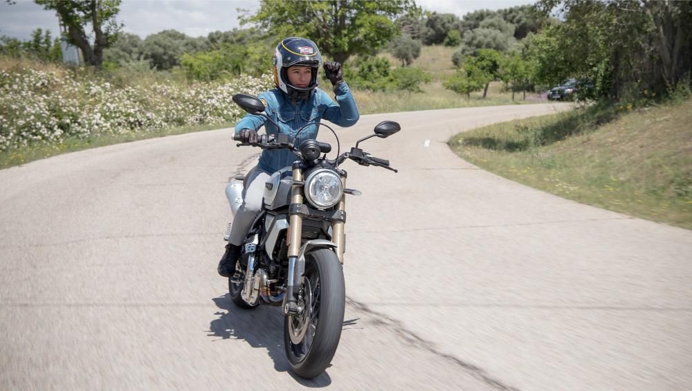 Alicia Sornosa, la única mujer europea de habla hispana en recorrer el mundo en moto