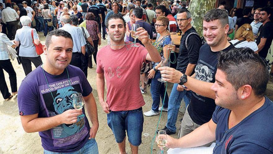 Unos jóvenes disfrutan de unas copas de vino, ayer, en Cambados.  // Iñaki Abella