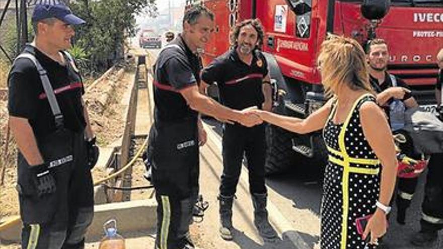 50 evacuados por un incendio en un solar junto al cementerio de Castellón