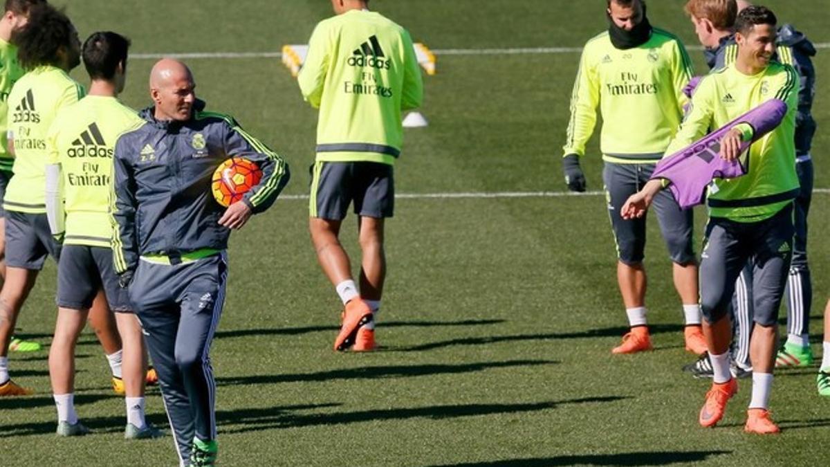 Zinedine Zidane ante un grupo de jugadores blancos, con Ronaldo de frente, durante el entrenamiento de hoy