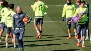 Zinedine Zidane ante un grupo de jugadores blancos, con Ronaldo de frente, durante el entrenamiento de hoy.