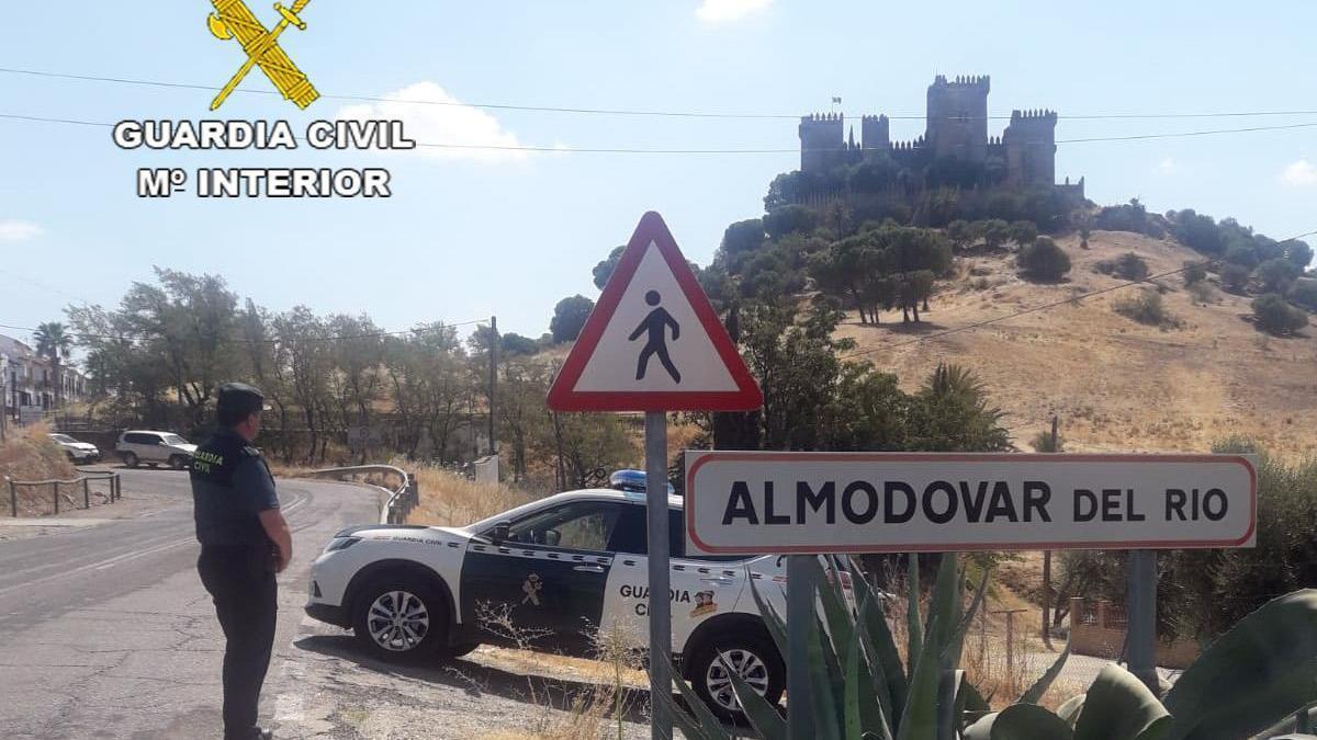 Patrulla de la Guardia Civil en Almodóvar del Río.