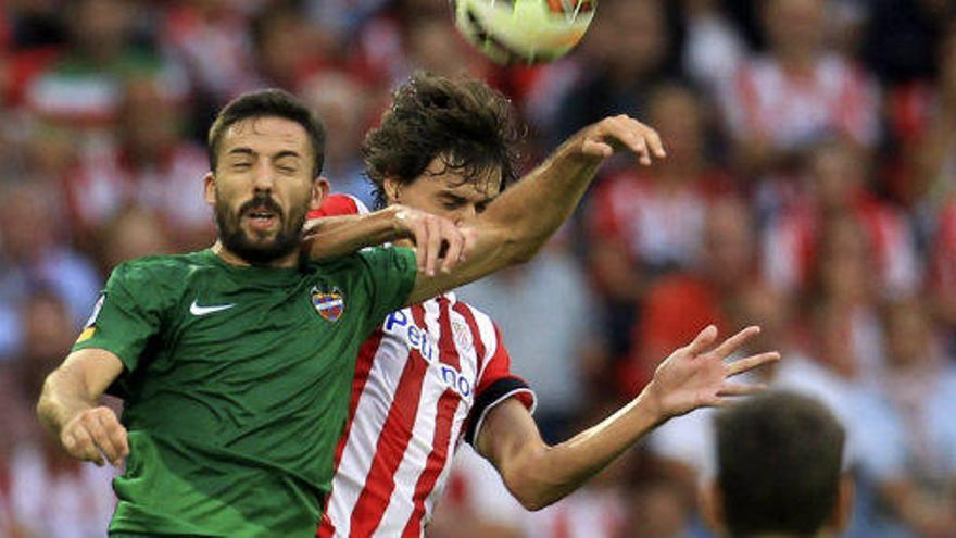 Morales pelea el esférico con Iturraspe, en el partido de la primera vuelta.