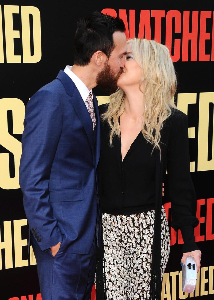 El beso de Kate Hudson y Danny Fujikawa en el estreno de 'Snatched'