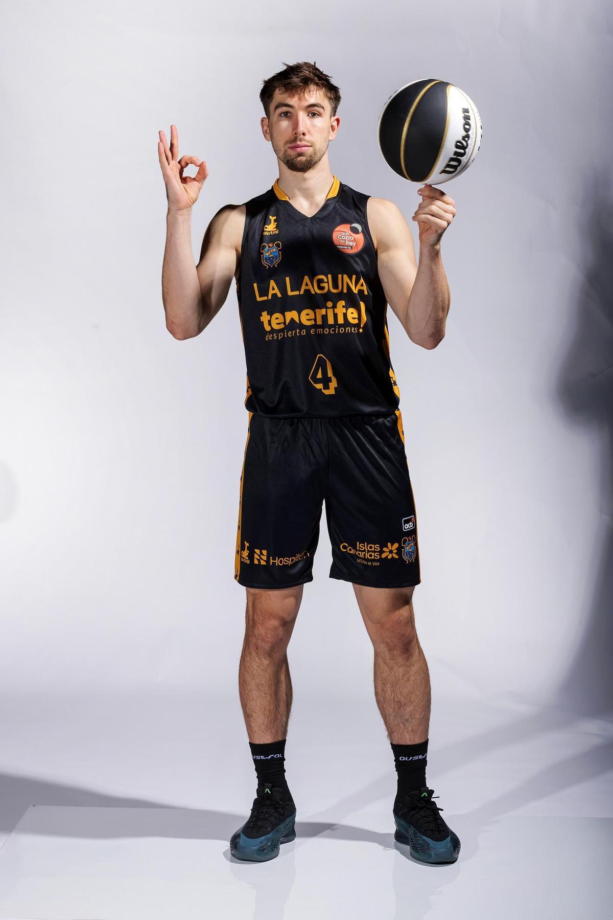 Wes Van Beck con el equipaje del CB Canarias para la Copa.