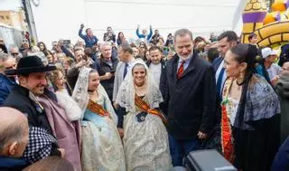 Felipe VI visita dos fallas de Torrent