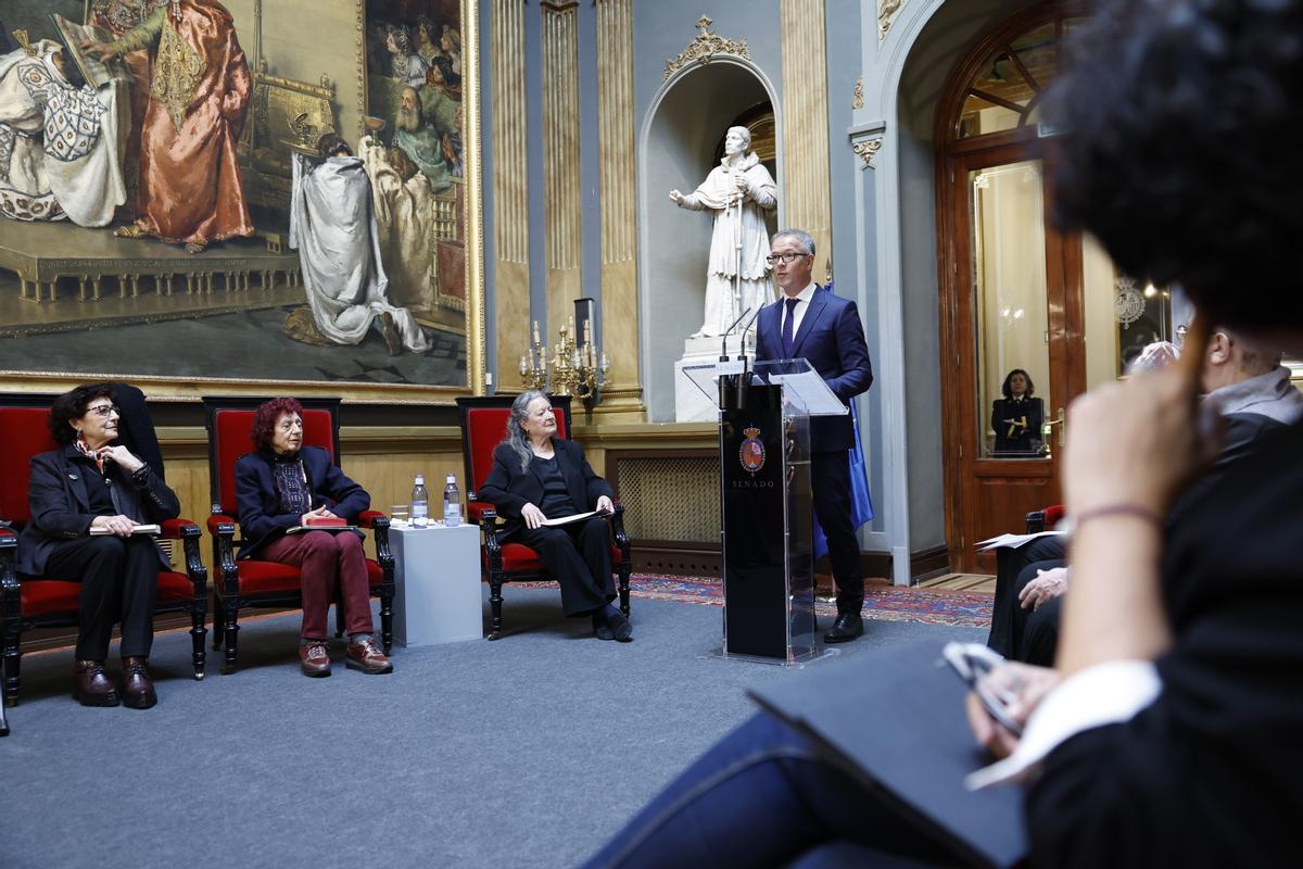 El presidente del Senado interviene ante las mujeres poetas; la primera por la izquierda, Olvido García Valdés.