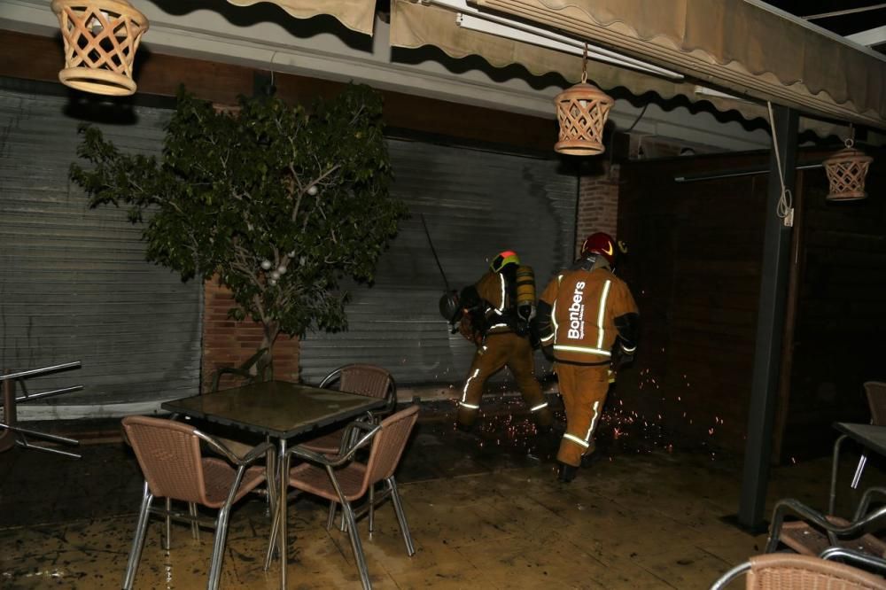 Los bomberos de Torrevieja y Almoradí han podido sofocar las llamas en el incendio de una pizzería en Torrevieja