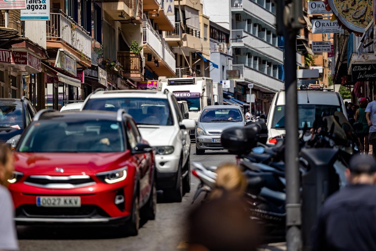 Coches en el centro de Benidorm este jueves.