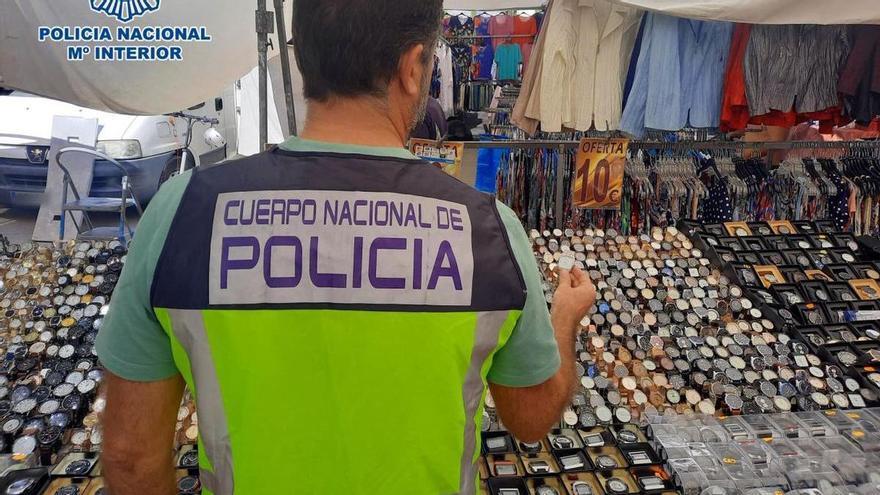 Once detenidos en un mercadillo de Benidorm por vender 2.400 productos falsificados