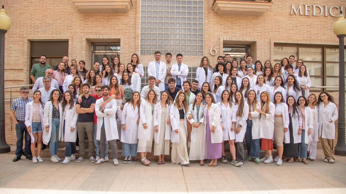 ミールのスペインの頂上にあるUCAMの医学生
