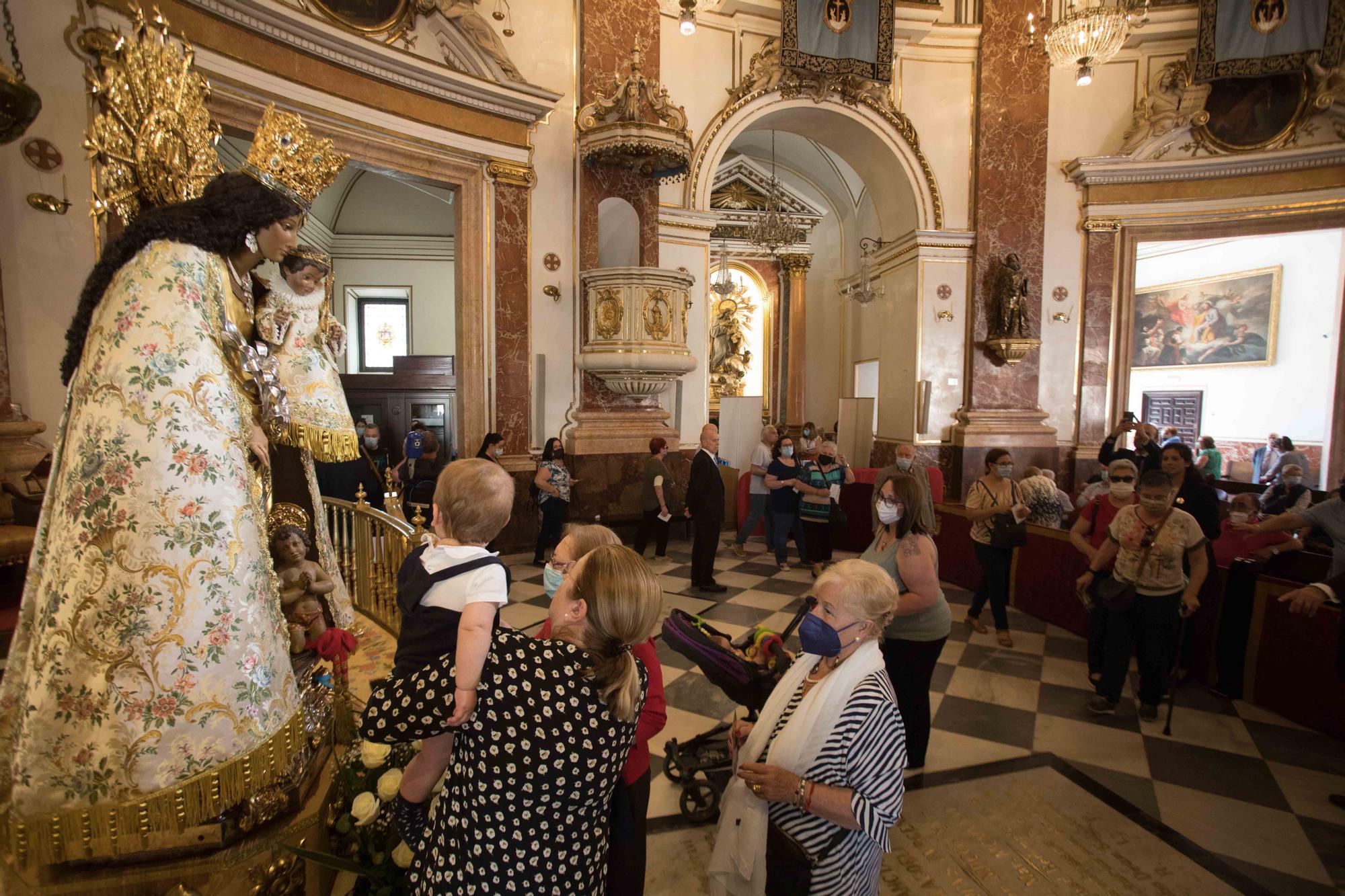 Colas desde primera hora en el Besamanos a la Virgen