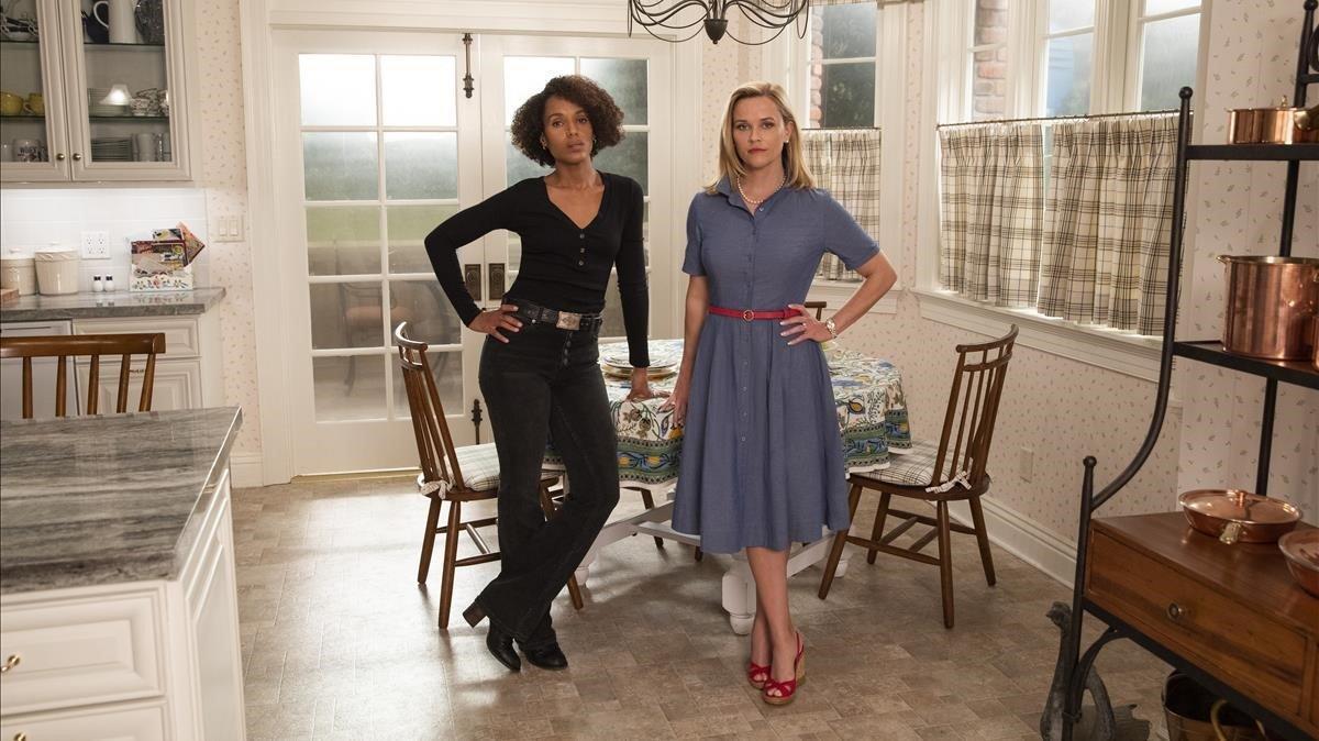 Kerry Washington y Reese Witherspoon en una imagen promocional de ’Little fires everywhere’. Kerry Washington y Reese Witherspoon en una imagen promocional de ’Little fires everywhere’.