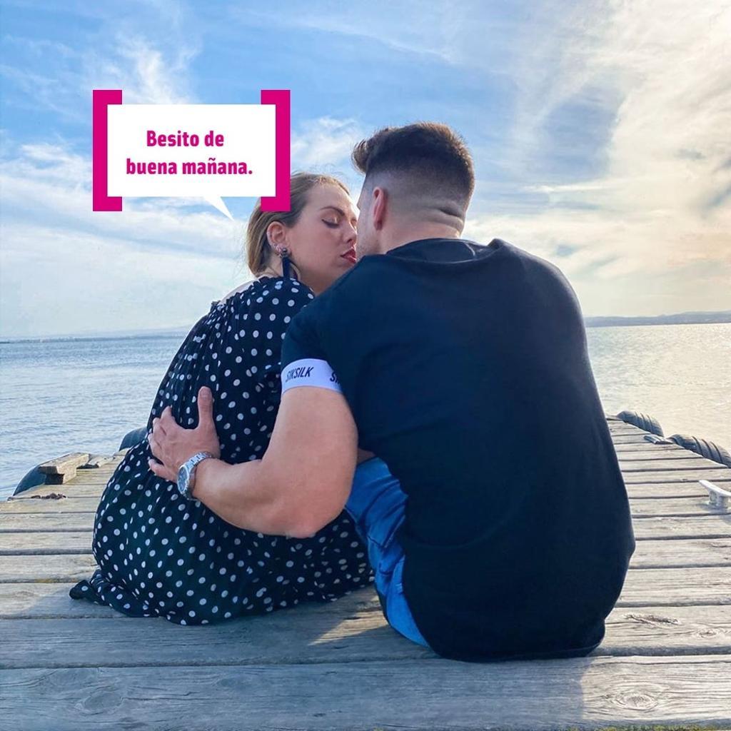 Yoli y su chico se besan