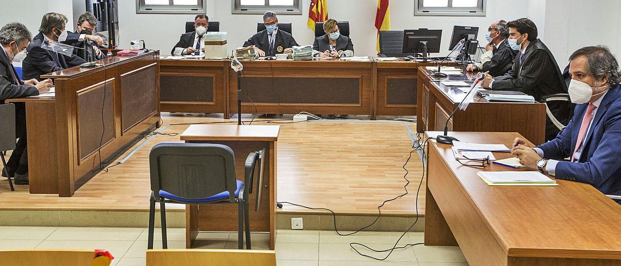 La vista para la apelación de la sentencia absolutoria de fraude fiscal del exalcalde de Alicante Luis Díaz Alperi. | ALEX DOMÍNGUEZ