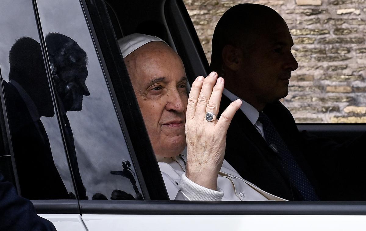 El Papa a su salida del hospital: Todavía estoy vivo. No tuve miedo