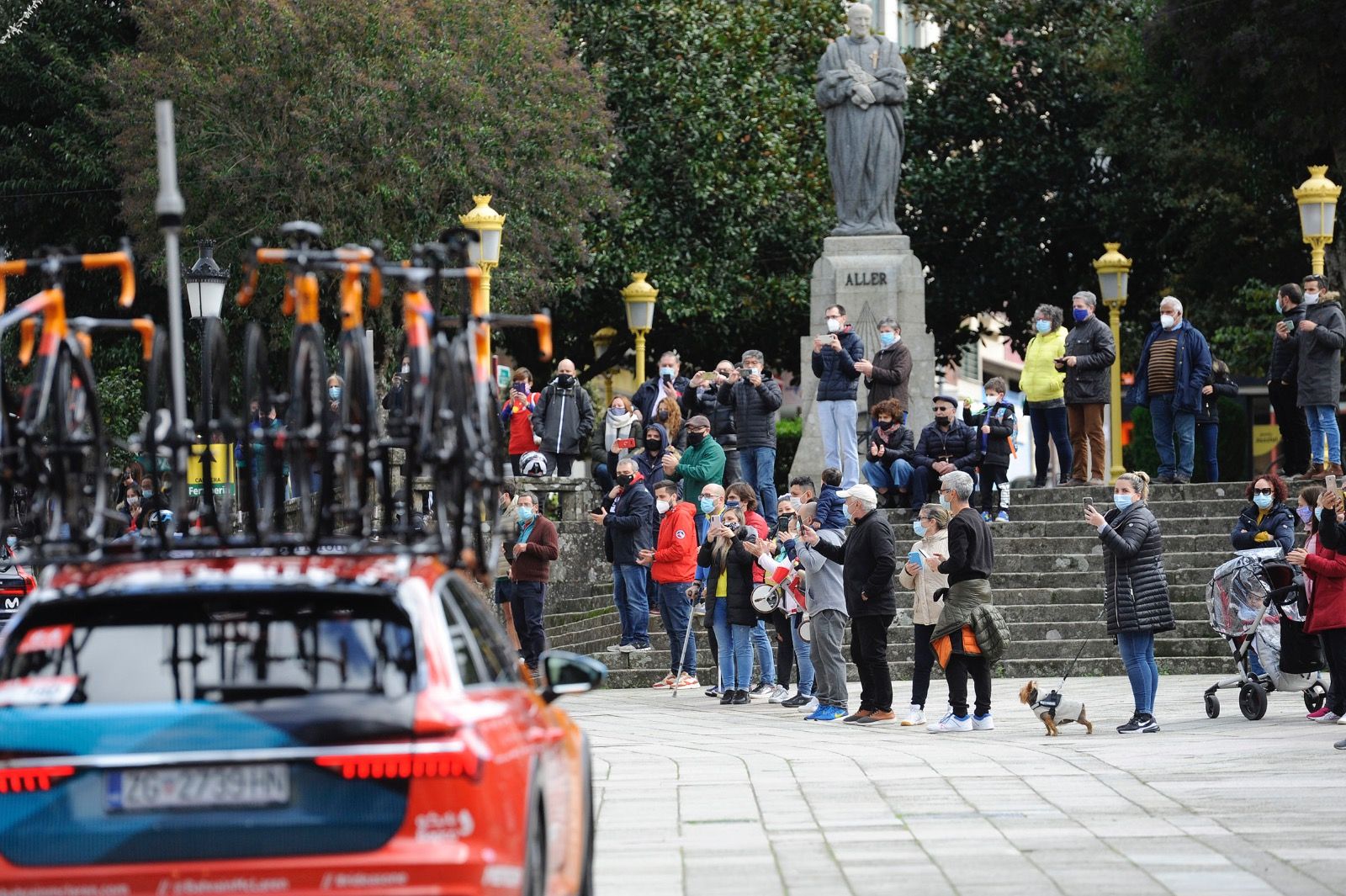 La serpiente multicolor de la Vuelta a España, a su paso por Galicia