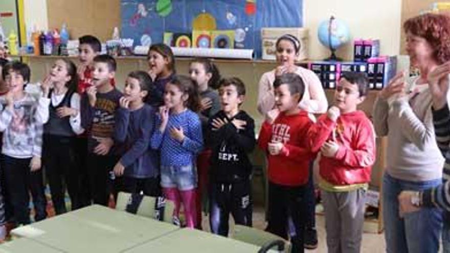 Alumnos del colegio Poeta Villangómez cantan villancicos con lenguaje de signos.