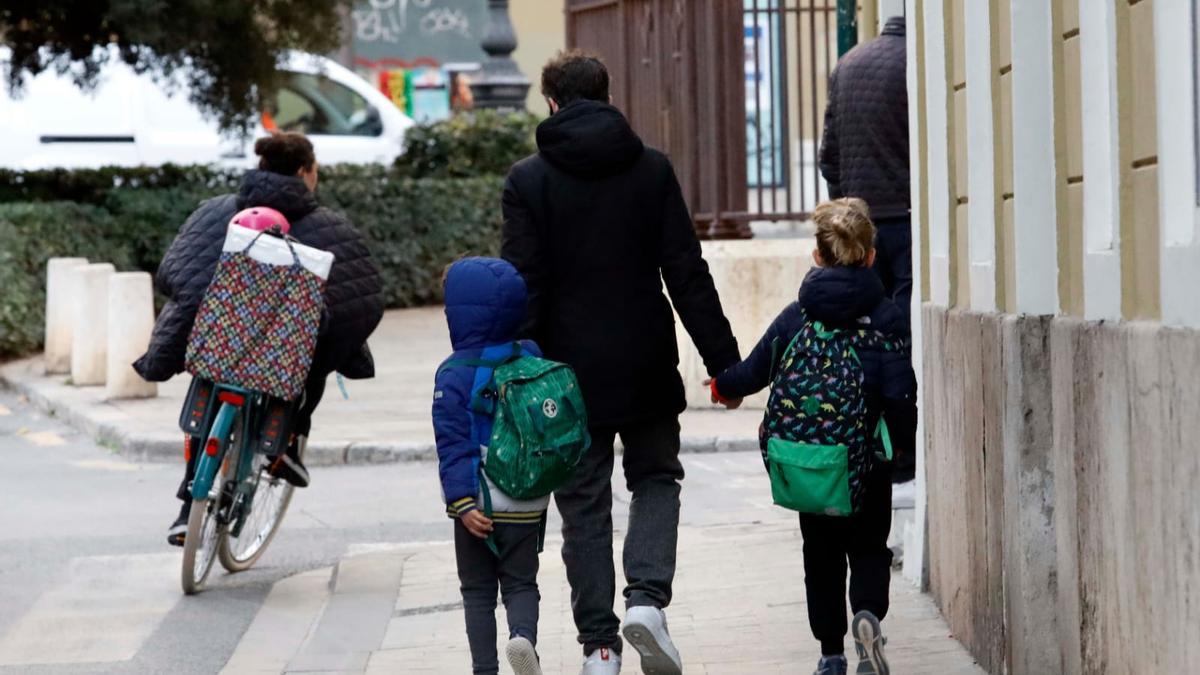 Familias yendo al colegio, en el centro de València.