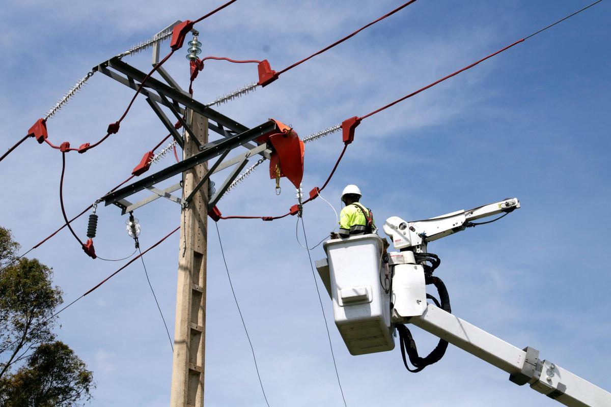Trabajos de adaptación de una torre eléctrica.