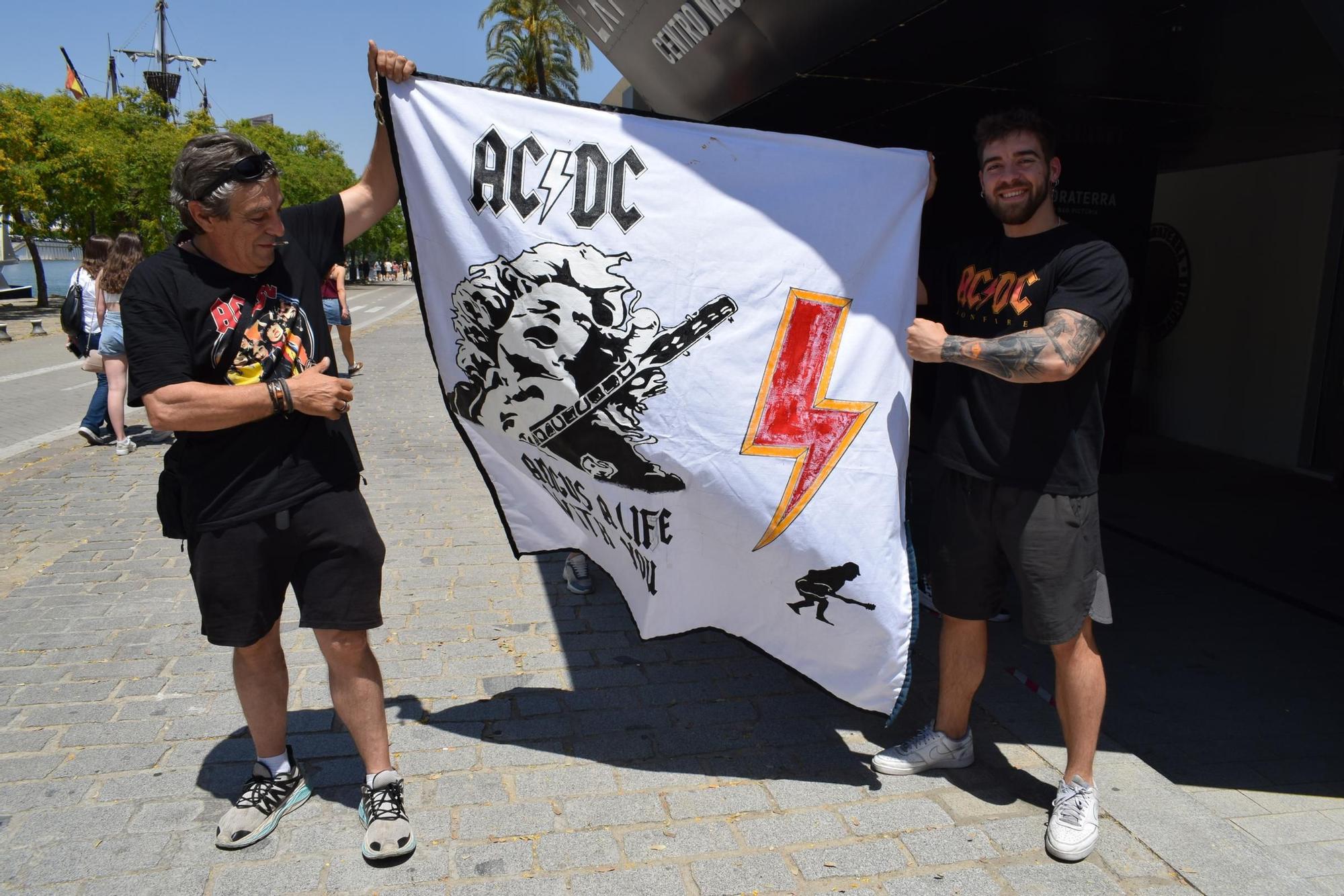 Los fanáticos de AC/DC invaden Sevilla