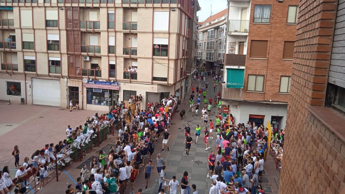 Vista de la calle Ronda Rancha durante la suelta de vaquillas.