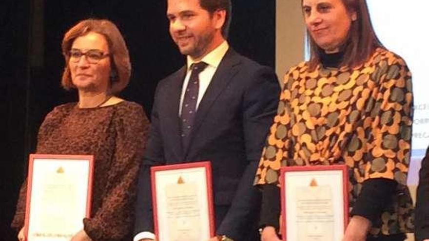 Nuria Delmiro, a la derecha, recogiendo el premio en Madrid.