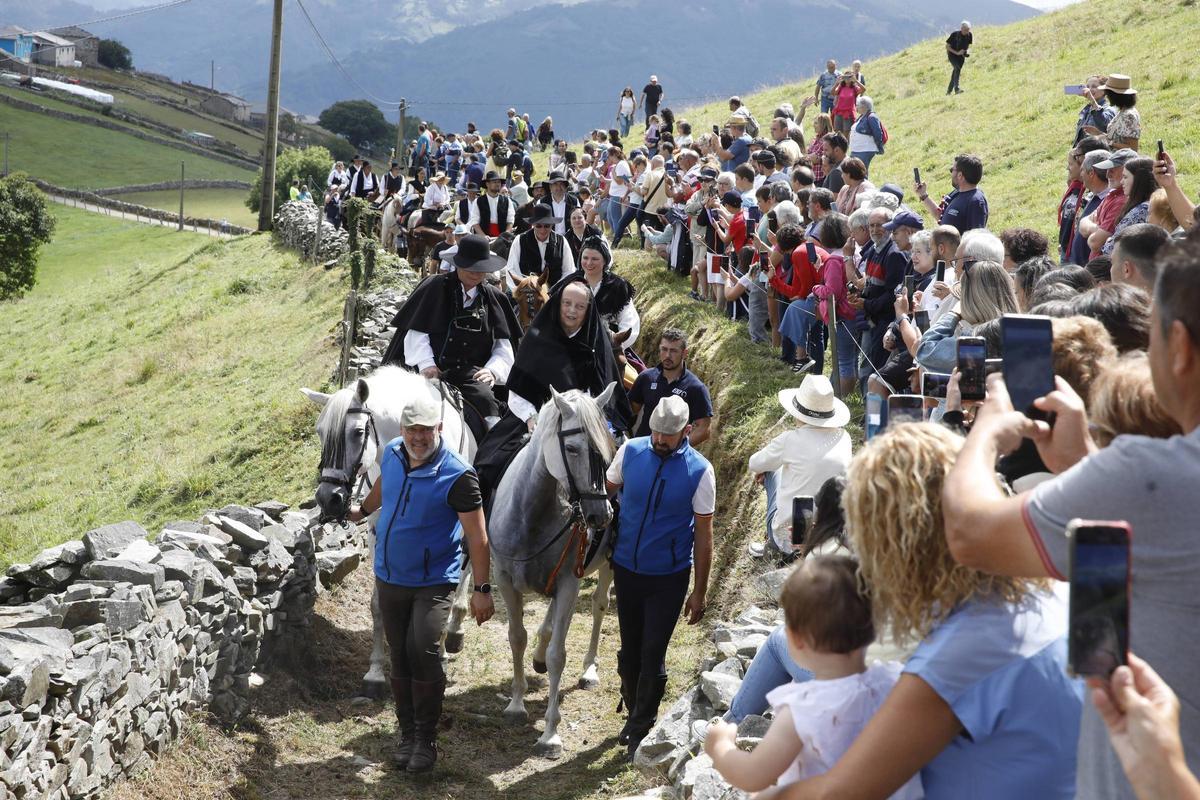 En imágenes: Así es la boda vaqueira que cada último domingo de julio llena la braña de Aristébano