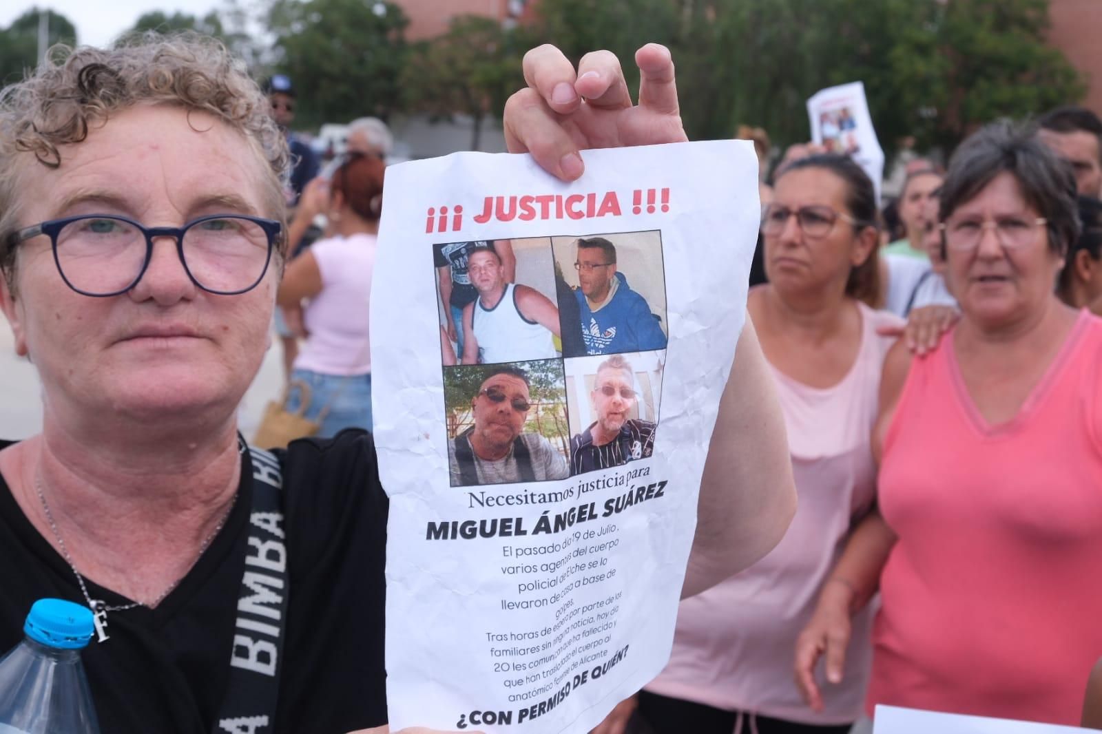 Protesta en los juzgados de Elche por la muerte de un detenido en Comisaría