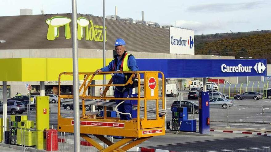 Personal ultimaba ayer los detalles para la apertura de gasolinera e hipermercado. // Bernabé/Javier Lalín