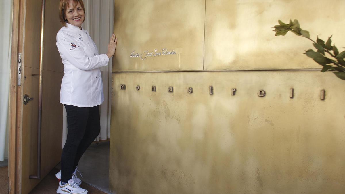 María José San Román, en la puerta de su restaurante Monastrell.