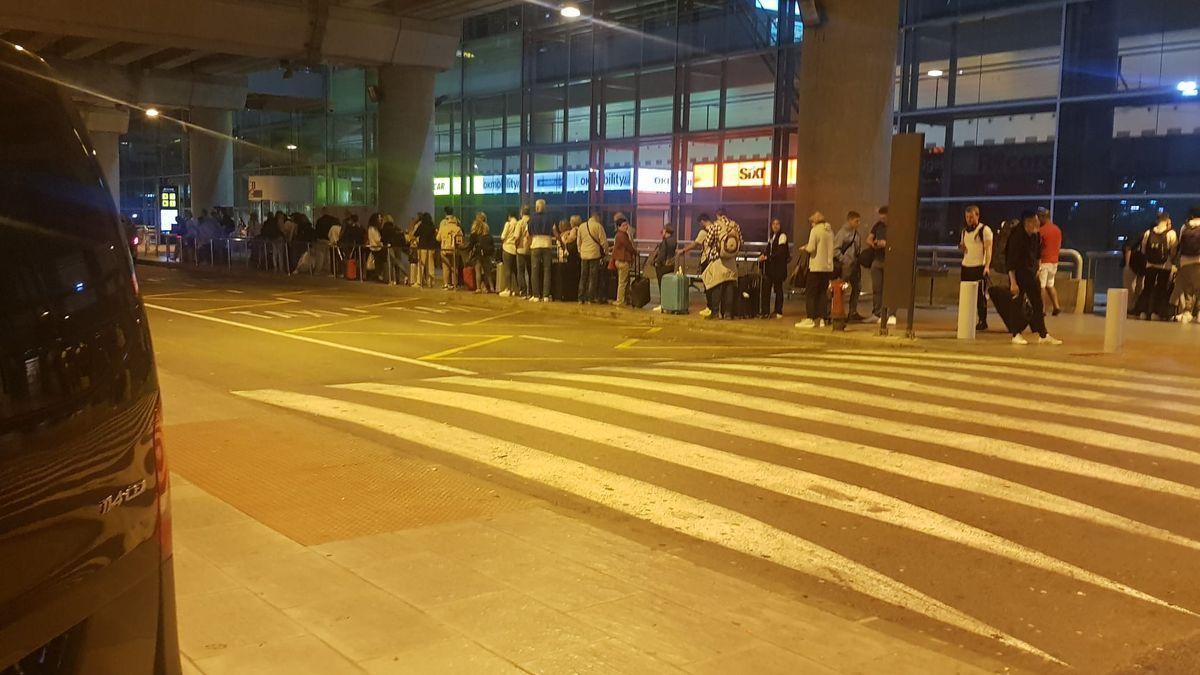 Largas colas en el aeropuerto Alicante-Elche para coger un taxi
