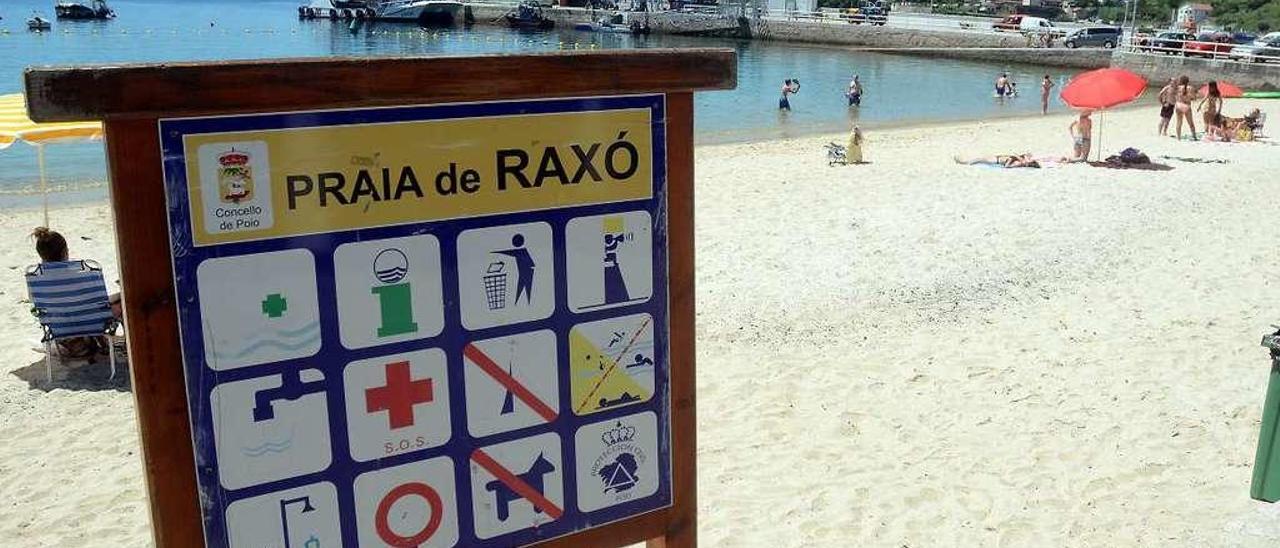 El panel de la playa de Raxó incluye un pictograma para desaconsejar el baño. // Rafa Vázquez