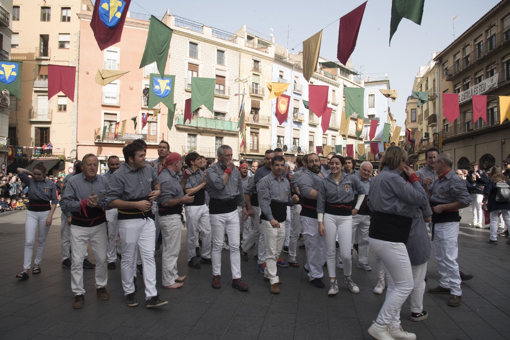 La imatgeria i els Tirallongues es llueixen enmig d'una plaça Major plena per la Festa de la Llum