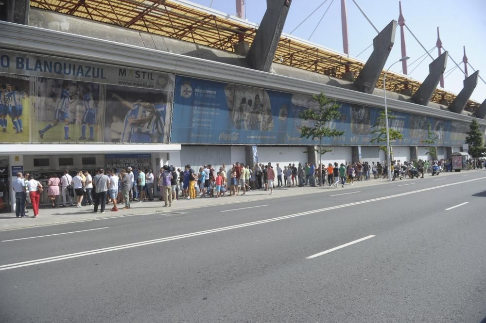 Colas en Riazor para renovar abonos del Deportivo