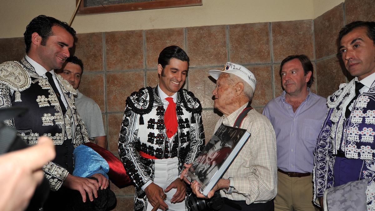 Morante de la Puebla, con el fotógrafo Cano y Curro Vázquez, en Alicante.