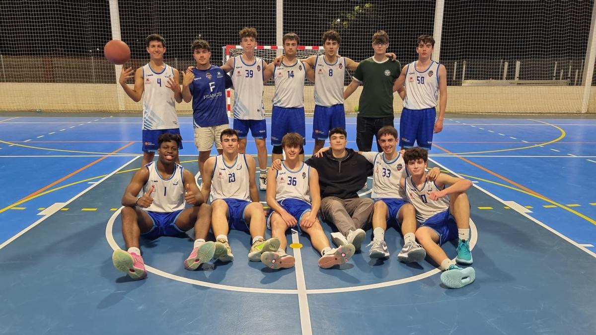 Jugadores del equipo junior blanco del Ontinyent CB que inicia el playoff de ascenso.