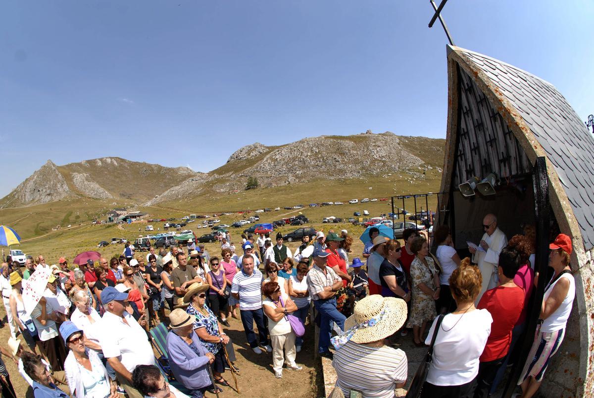 Misa en la capilla del puerto, con NIcalos López dirigiendo la ceremonia.
