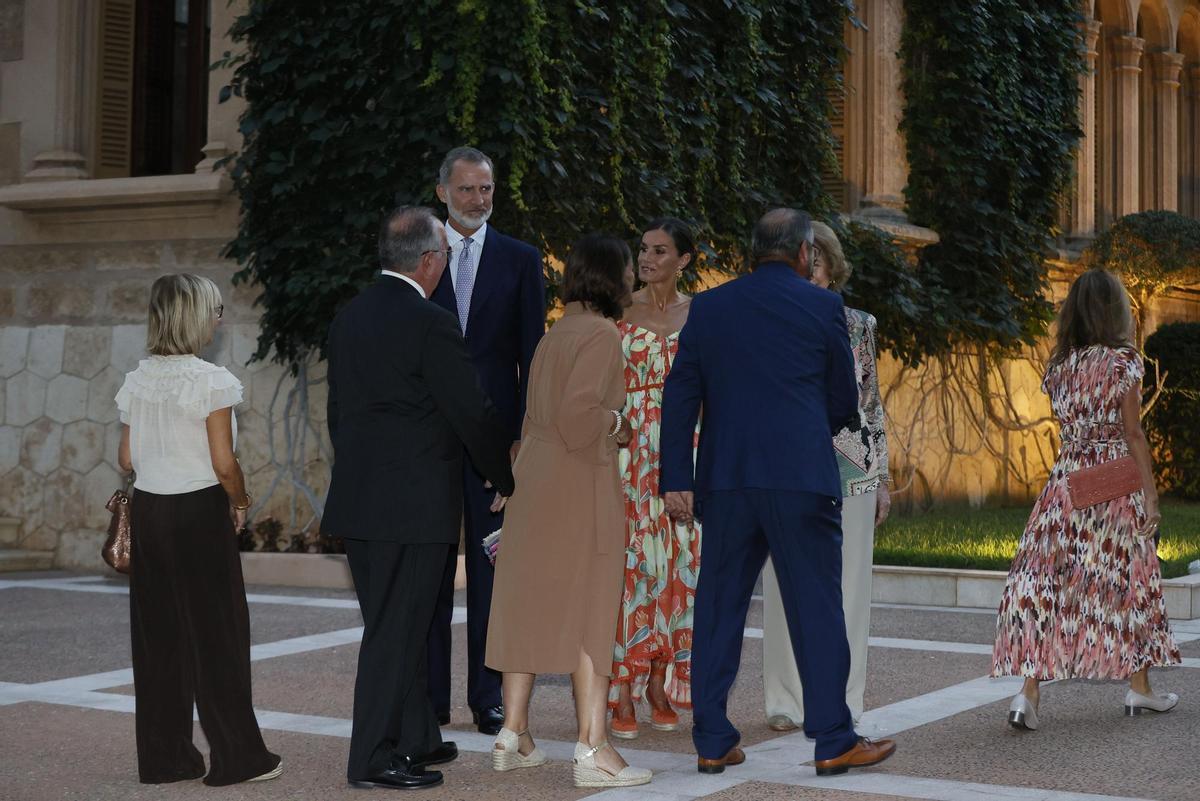 PALMA DE MALLORCA, 04/08/2022.- Los reyes Felipe VI (3-i) y Letizia (4-d), acompañados de la reina Sofía (2-d), reciben este jueves a más de 300 representantes de la sociedad balear, en un encuentro que por primera vez tendrá lugar en los jardines del Palacio de Marivent. EFE/Ballesteros