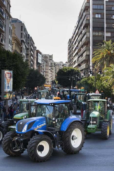 FOTOS: La tractorada de los agricultores toma València